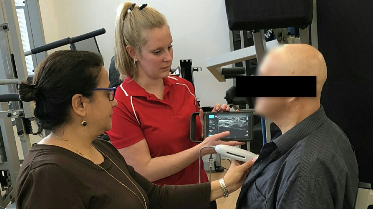 一位正在康复的病人正在接受超声波检查，以监测他们的健康状况和整个研究过程中的进展
