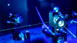 量子实验室光学台上的激光反射。