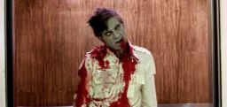 《僵尸黎明》里的僵尸从腰部以上都是绿色的脸，衬衫上都是血，眼神凶巴巴的。