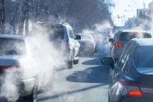 交通中的汽车排放废气