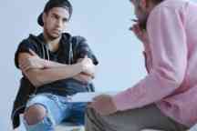 撤回反叛少年在他个人行为和社会障碍患者会见一个心理治疗师。