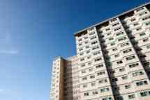 蓝天映衬下的公屋公寓照片。