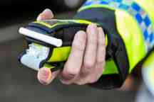 PSNI宣布新的权力来随机停止驱动和执行酒后驾车酒精测试器测试,北爱尔兰。