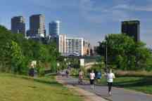 人们在宾夕法尼亚州费城市中心的斯古基尔班克斯公园散步和锻炼。