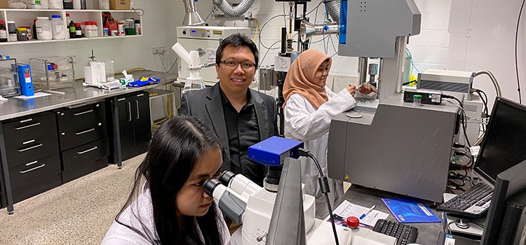阿克巴Rhamdhani教授,女士Aulia Qisthi和Bintang女士Nuraeni使用DSC / TGA和高温显微镜设施罗伯特·辛普森HTP实验室。