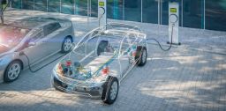 一个透明的电动汽车充电,显示其组件构成的汽车