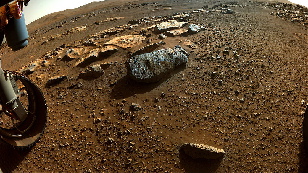 这张照片是美国宇航局的毅力号漫游者在PDT时间2021年9月7日(美国东部时间9月8日)拍摄的，显示了漫游者的钻头从绰号为“Rochette”的岩石中获得白垩大小样本的两个洞。左边的洞被称为“Montagnac”(9月7日钻的)，右边的洞被称为“Montdenier”(9月1日钻的)。在右边的洞下可以看到探测器磨损岩石表面的一个圆形点，昵称为“Bellegarde”。蒙特尼埃取芯活动产生的尾矿(或岩屑)滑过了贝里加加德。这张主要的图片中可以看到一个漫游者的轮子，是由毅力号的一个危险规避相机拍摄的。第二张照片是由导航相机从火星车桅杆上更高的位置拍摄的。这两张照片都是在探测器执行任务的第196个月(火星日)拍摄的，并经过处理以增强对比度。