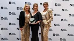 斯文本科技大学导演和高等教育副教授,博士Nadine撒迦利亚(中心)站在顾问劳拉Kostanski博士(左)和萨拉Pateraki增长动力的好的设计颁奖典礼在悉尼。