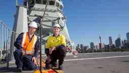 安德鲁·昂博士和马修·利在澳大利亚皇家海军堪培拉号上，跪在甲板上。