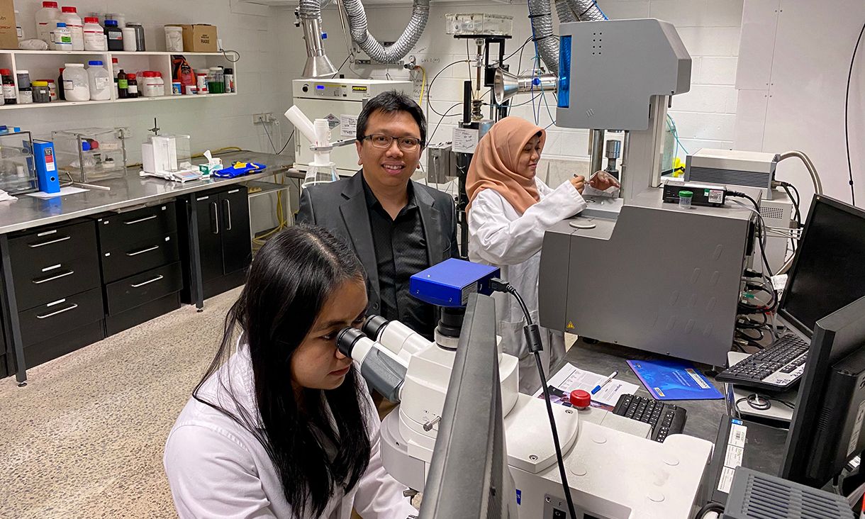 Akbar Rhamdani教授在研究实验室研究生学生Bintang Nuraeni(左)和Aulia Qisthi Mairizal(右)