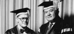左至右:1993年3月，副校长伊恩·华莱士教授和校长理查德·普拉特在任命理查德·普拉特为基金会校长时。