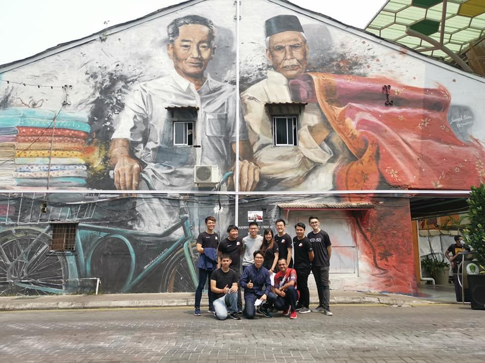 沙捞越明矾Lim吉姆在香港和一群他的员工从ARx媒体沙捞越的壁画。