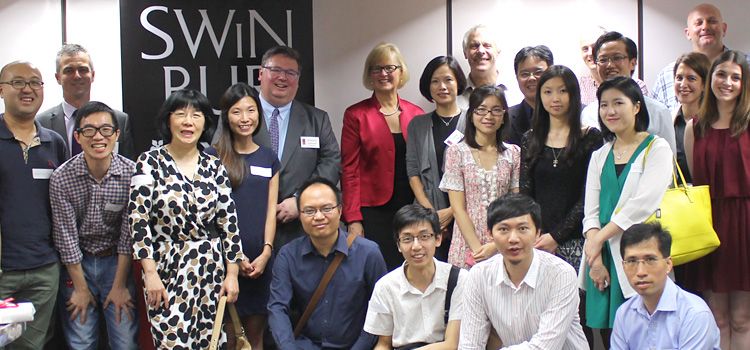 香港特别行政区与斯文本科技大学校友工作人员