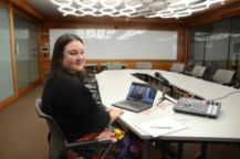 “战略远见”校友、工程咨询公司Aurecon的Noriko Wynn。坐在桌子前，面前放着一台笔记本电脑