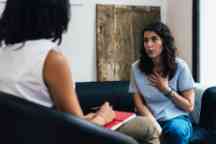 女人在咨询心理健康咨询。