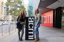 斯文本科技大学电影和屏幕ACMI研究学生站在门外