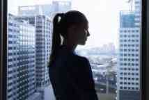伊斯托克年轻女士站在窗户附近的阴影中