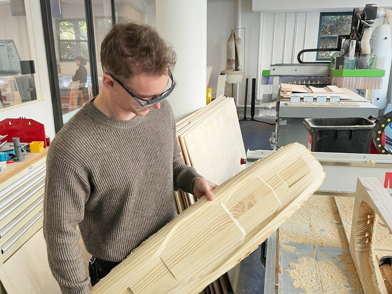 学生在华林安全眼镜拥有大约木制形状,类似于一个滑板