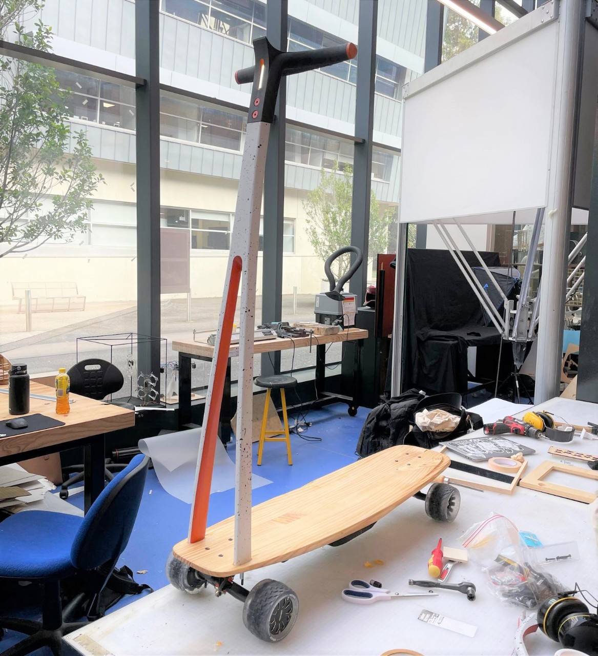 ark-e微流动的原型设计protolab坐在书桌上工作,它看起来类似于摩托车但基础和车轮好像巡洋舰滑板