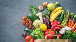 购物袋装满了新鲜的蔬菜和水果