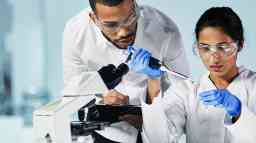 男性和女性实验室技术人员进行科学测试。