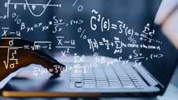 数学公式和笔记本电脑屏幕和键盘的抽象图像。