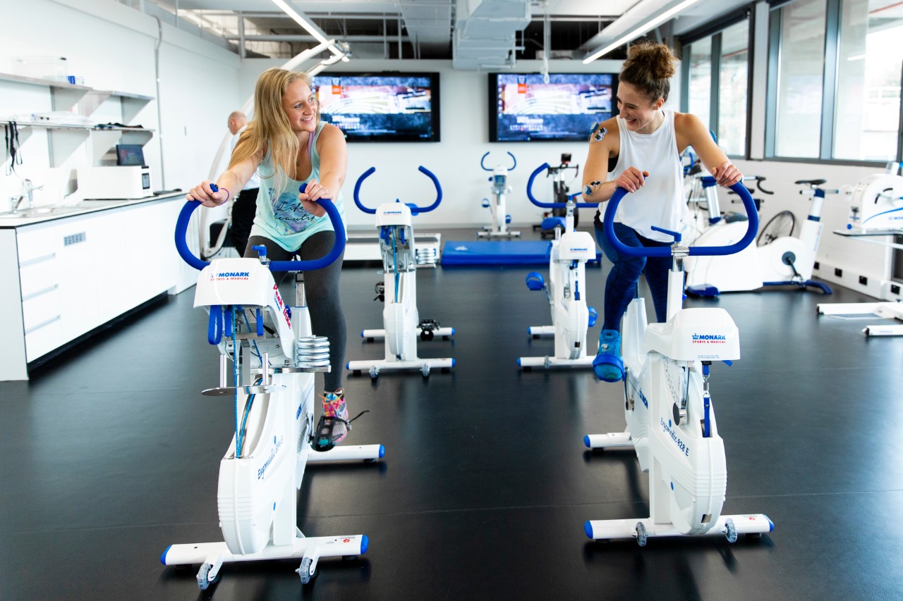 两名女性斯文本科技大学学生使用专门的健身自行车和监控设备连接到他们的手臂