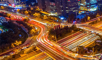 CIC-智能城市研究所代表：夜间繁忙的城市路交叉路口