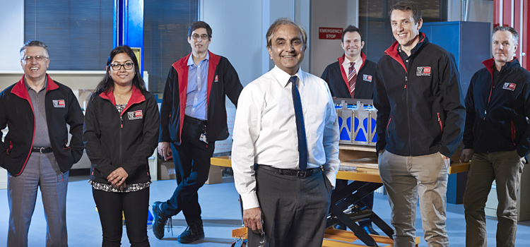 教授Ajay Kapoor与电动汽车实验室研究小组的成员