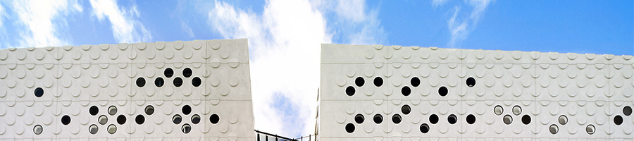 顶部的装饰斯文本科技大学建筑与蓝天作为背景音乐。