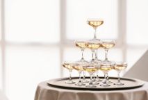 香槟酒杯堆叠在彼此顶部形成一个金字塔。