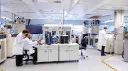 医学专业培养学生在实验室。