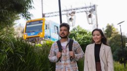 两个国际学生走下火车轨道斯文本科技大学的校园山楂