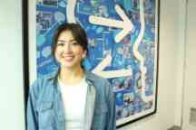 斯文本科技大学专业就业的学生,爱丽霞,站在前面的一个蓝色的抽象的艺术作品。