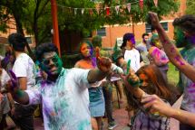 在斯文本科技大学学生在丰富多彩的染料庆祝活动在校园山楂