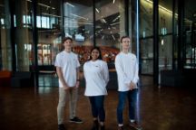 三个斯文本科技大学学生站在先进技术中心