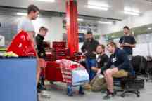 斯文本科技大学工程团队建立一个F1的车