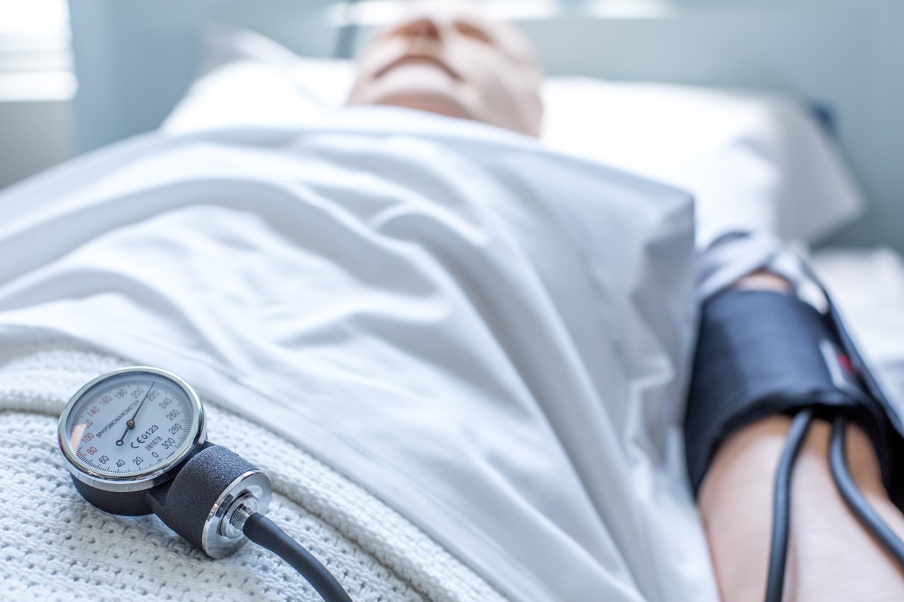 虚拟医院病人穿着白色礼服的模糊背景和一个血压计坐在焦点
